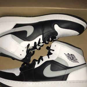 Air Jordan 1 mid white shadow